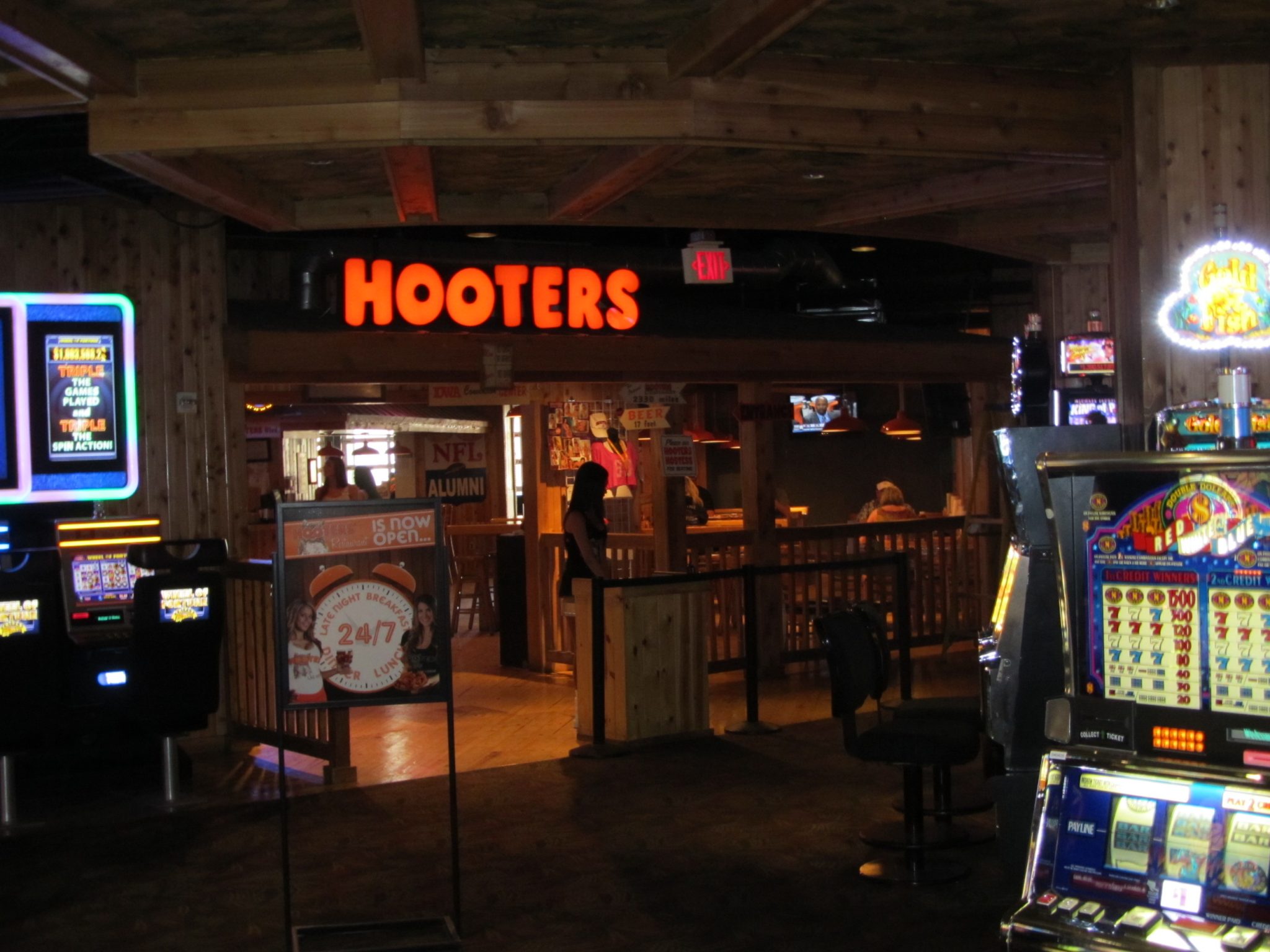 games at the hooters casino las vegas